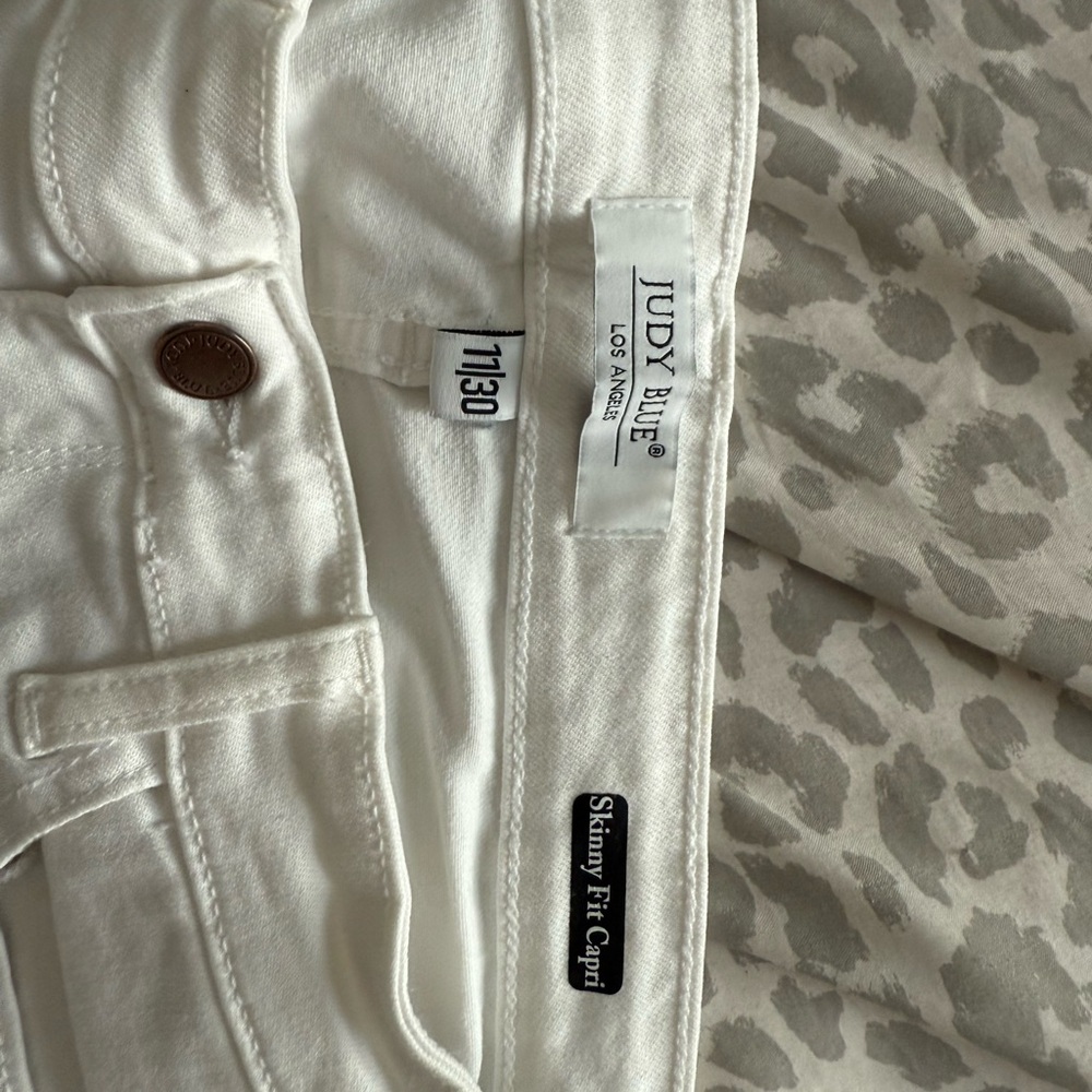 Judy Blue Women's White Capri Jeans. Size 11/30
